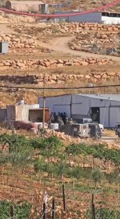 חלק מכוחות הכיבוש מסתערים על חווה באזור שעב אל-לוז בעיירה אל-מוג'יר, צפונית מזרחית לרמאללה.