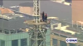 אהבה בשחקים: שני אנשים טיפסו לפסגת האמפייר סטייט בניו יורק כשהם מחזיקים באנר עם הכיתוב: "כשכוח האהבה מנצח א…