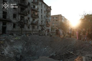 🌐 Массированный удар по Киеву, атака по Нижегородской области. Что произошло к утру 2 июля:🔹 Российская армия нанесла массированный удар по Киеву. Погибли 11 человек, пострадали более 50. Горят жилые дома и отель.🔹 ВСУ атаковали НПЗ в Кстово Нижегородской 