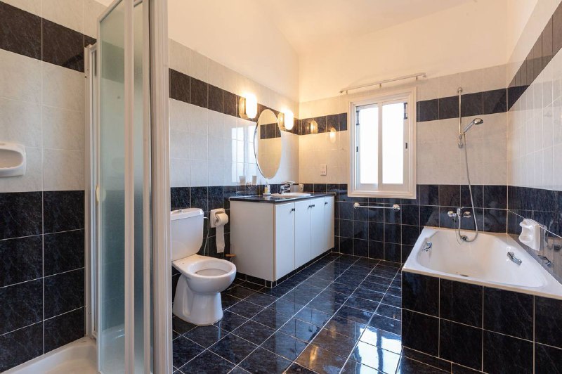 5-bed luxury villa with tennis court in Coral Bay photo 8