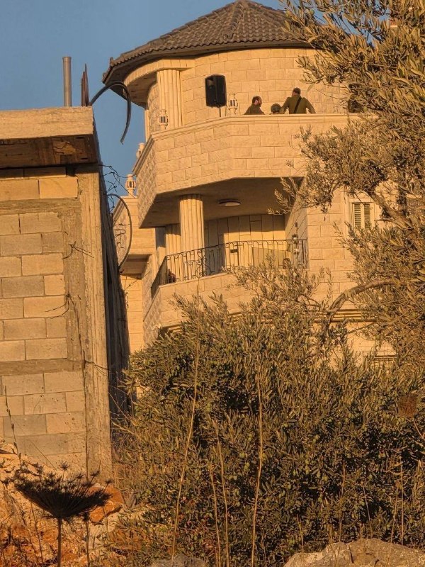 כוחות הכיבוש מגרשים משפחה מביתה והופכים אותה לצריף צבאי באזור "ואדי חאמד" בין העיירות ביתא ועוורתא מדרום לשכם.