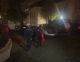 מפולין יש דיווחים על ניסיון הפיכה אפשרי על רקע המשבר סביב בית המשפט לחוקה. קהל התאסף ליד חומותיו. נמסר כי מ…
