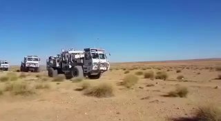 בצל ממשלת גולני, משאיות אויב אמריקאיות מתחילות לסקור את הקרקע באל-חסכה בחיפוש אחר נפט וגז