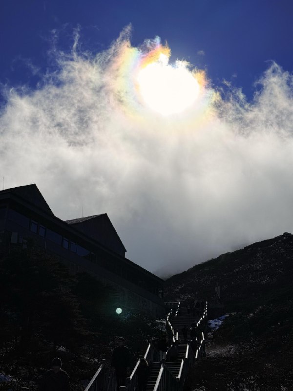 苍山上面原来是这样的风起云涌海拔 3900 米之上，紫外线爆表，变色眼镜第一次变成了纯黑色，看手机都看不清意外的是暴晒+零度气温，竟然不觉得冷氧气是人类的最好的朋友苍山上面原来是这样的风起云涌海拔 3900 米之上，紫外线爆表，变色眼镜第一次变成了纯黑色，看手机都看不清意外的是暴晒+零度气温，竟然不觉得冷氧气是人类的最好的朋友
