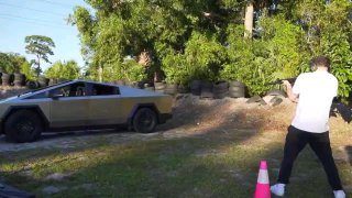 Владелец Tesla Cybertruck обстрелял электромобиль чтобы проверить бронюТолько чт