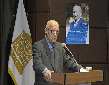 מהדי מחוזי נפטר; חוקר ששמר את יצירותיו של עלי דשתי בחיים מהדי מחוזי, פרופסור באוניברסיטה וחוקר ספרות פרסית…