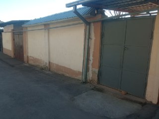 Продаётся два дома в центре города соседи.