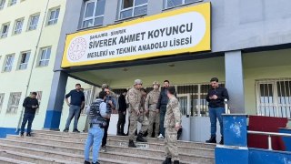 Студент открыл стрельбу в средней школе в турецкой провинции Шанлыурфа, сообщает CNN Türk. По предварительным данным, нападавшего нейтрализовали силовики.По данным газеты Sabah, пострадали 16 человек, среди которых 12 учеников и два учителя. Мотивы нападав