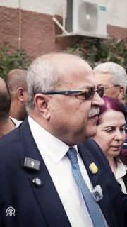 חבר הפרלמנט אחמד טיבי, ראש גוש הרשימה המשותפת, הצביע בבחירות בישראל בעיר טייבה טיבי מאשר את שיעור ההשתתפות…