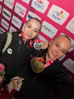 Россиянка Ангелина Мельникова (справа на фото) заняла первое место в личном многоборье на чемпионате Европы по спортивной гимнастике.Второе место заняла россиянка Анна Калмыкова (слева на фото), третье — Елена Колас из Франции. Еще одна россиянка Людмила Р