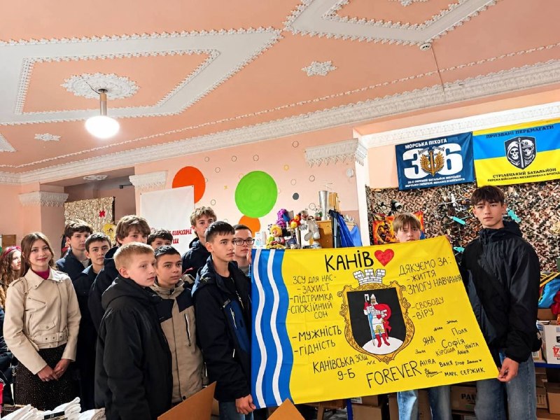 Учні Канівської школи №1 імені Тараса Шевченка відвідали Центр життєстійкості, де говорили про ризики втягнення неповнолітніх у злочинну діяльність. Зустріч провела капітан поліції Євгенія Сітунова.Також школярі сплели патріотичні браслети для україн