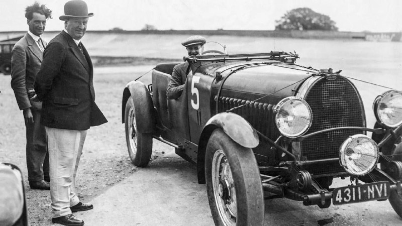 Bugatti представила винтажную версию гиперкара Chiron 7