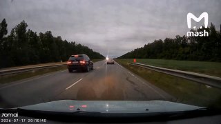 Папа, мама и два сына погибли в ДТП в Тамбовской области — BMW X5 влобовую врезалась в грузовик. Осторожно, жёсткое видео.Предварительно, водитель ехал на высокой скорости и нарушил правила обгона. 44-летний отец, 41-летняя мать и мальчики шести и девяти л