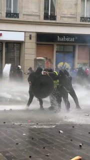 תמונות של מצב המחאות הצרפתיות מקלחת מים וגז מדמיע לרווחת סטודנטים ומפגינים לא חמושים עבור לשונית.ir
