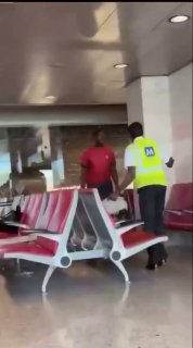 Obrączka bokserska na kółkach. 'Próbując przerwać walkę, ale nie chce odłożyć telefonu.' Śledź nas - > LiveLeak