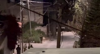 סרטון של כוח רגלי של צבא הכיבוש מסתער על שכונת דהיא, מזרחית לשכם.