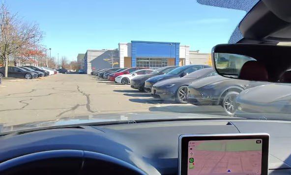 Tesla складирует непроданные электромобили на заброшенной парковке 3