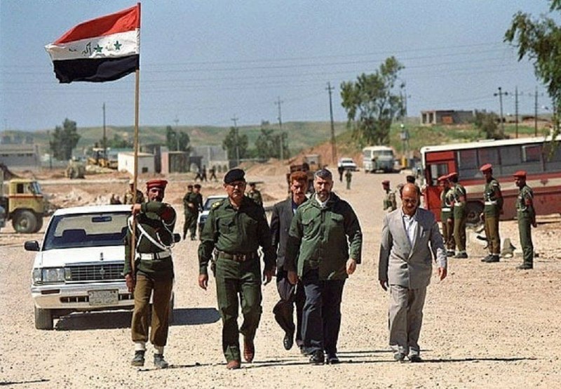 تحولات منطقه: 🚨چهره پرغرور این عکس، متعلق به سرلشکر خلبان شهید حسین لشکری است که در سال ۱۳۵۹ اسیر شد. عراقی‌ها هرچه تلاش کردند با تطمی