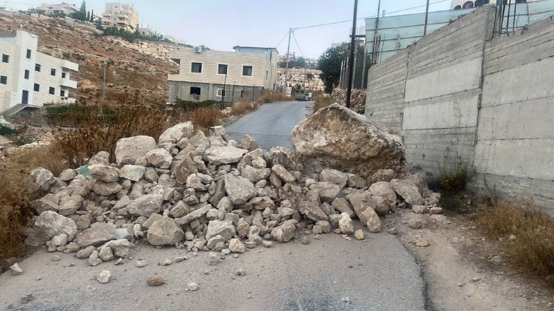 כוחות הכיבוש סוגרים במחסומי עפר ומסלעים את הכבישים המובילים לעיירה בית פג'אר, מדרום לבית לחם.