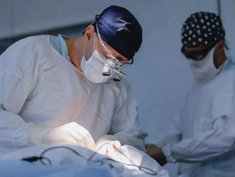 האונקולוגים של צ'ליאבינסק הסירו גידול באורך 14 סנטימטר שצמח מהצוואר אל החזה של החולה. רופאים במרכז האזורי צ…