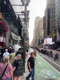 🇺🇸 BREAKING: A woman armed with a knife stabbed multiple people in Times Square, New York City, before being shot by NYPD officers.