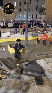 מפגין חרדי נכנס לבטון טרי בהפגנה נגד הרכבת הקלה בירושלים