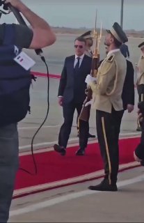 🇫🇷🇱🇧‼️ מקרון נכנס לדמשק עם משקפי השמש שלו והתקבל בברכה על ידי שר החוץ של סוריה.