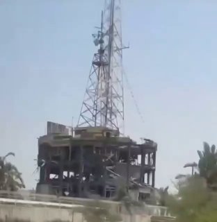 מגדל תקשורת בבנדר עבאס לאחר התקיפות האמריקניות אמש.