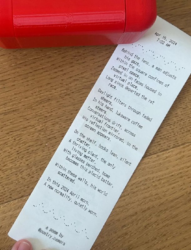 今天候机的时候看到一款很特别的“AI 硬件”产品，给我留下了深刻印象