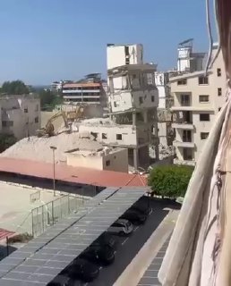 רגע ההריסה של חלק שנותר ממתחם אלזהראא בצידון, שהיה יעד בעבר לפשיטה ישראלית ביום רביעי השחור באפריל.