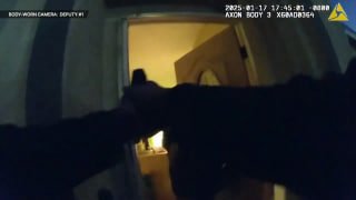 צילומי מצלמת גוף שפורסמו לאחרונה מציגים סגן שריף יורה אנושות באדם חמוש במהלך הפרת בית בוויקטורוויל, קליפורנ…