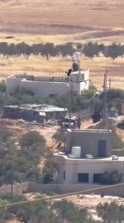 כוחות הכיבוש מסתערים על בית ותוקפים את אחד מתושביו, במקביל לפשיטה של המתנחלים על אדמות הכפר אל-מוג'יר, צפונ…
