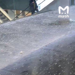 Льдина пробила стеклянную крышу в башне "Федерация" и чуть не прибила человека. Она оторвалась с башни "Запад" и пролетела примерно 40 этажей (~120 метров). +1 к последствиям циклона "Фрэнсис".❗ Подписывайся на Mash