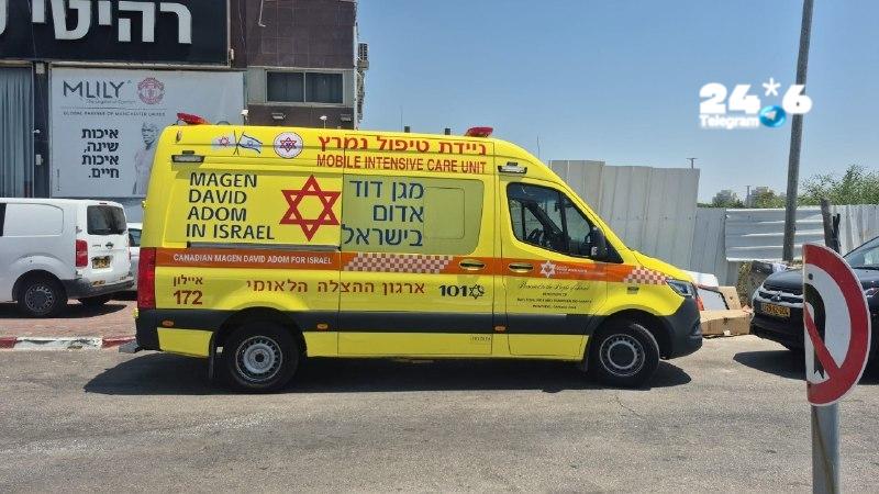 🇮🇱 כוחות משטרה פתחו בחקירת נסיבות האירוע ומבצעים סריקות לאיתור החשוד במעשה, הרקע ככל הנראה פלילי. צילום מ…