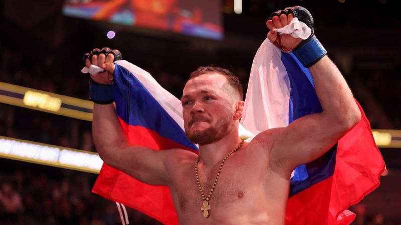 הלוחם הרוסי פטר יאן הגן על חגורת אלוף UFC במשקל בנטאם בטורניר באבו דאבי הקרב ב-UFC 333 באיחוד האמירויות נמש…