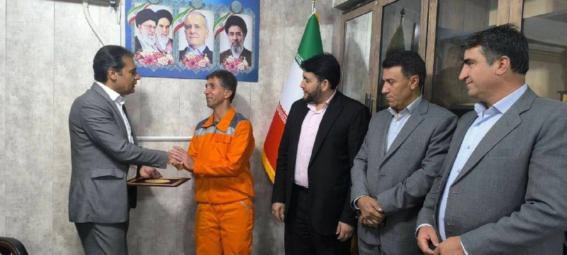 بازتاب ایلام: 💥تقدیر سرپرست شهرداری ایلام از پاکبان مسئولیتپذیرسرپرست شهرداری ایلام از پاکبان مسئولیتپذیر و پرتلاش این شهر که با اهت