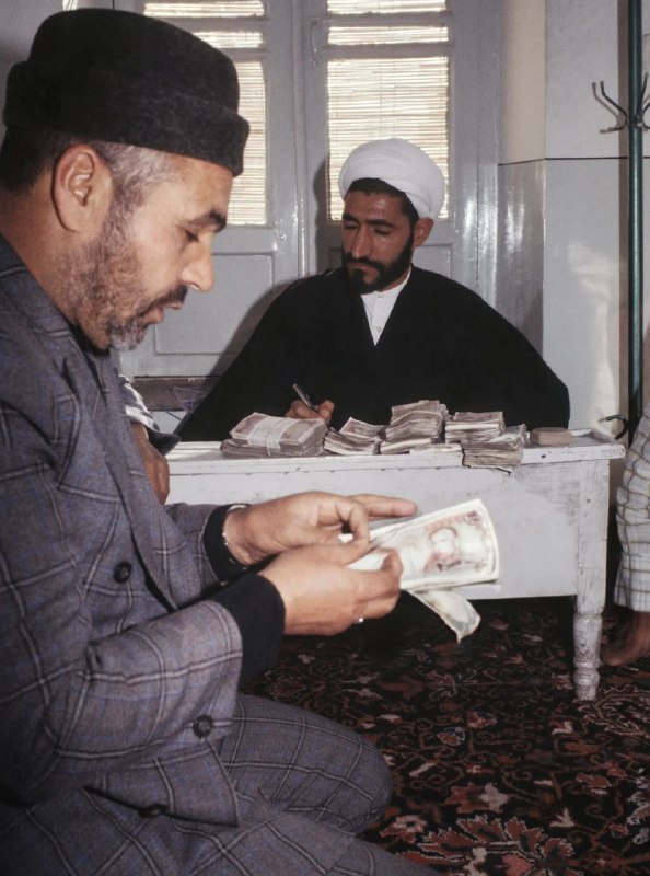 ⓀoD85: دادن خمس و زکات بازاری ها به روحانیون، سال 1357 خورشیدی.@kod85دادن خمس و زکات بازاری ها به روحانیون، سال 1357 خورشیدی.@k
