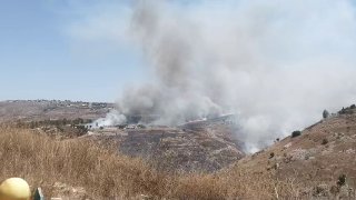 הכיבוש מצית שריפות בפאתי העיירה הולה במערב לבנון, דרומית ללבנון.