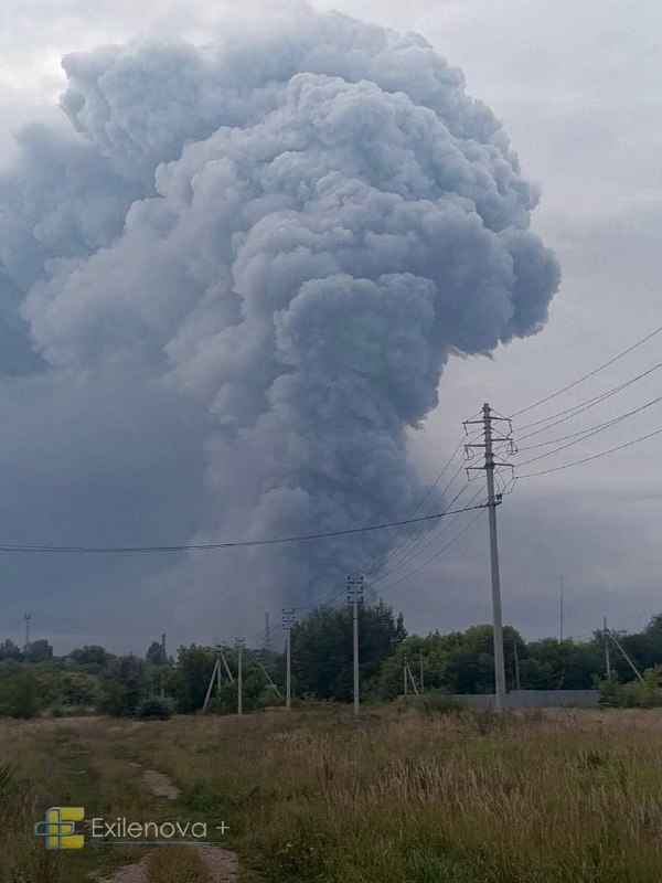 ❗️Ukrainian strike drones hit an Ozon logistics hub in Chapayevsk, Samara region, with a fire reported across 135 square meters.