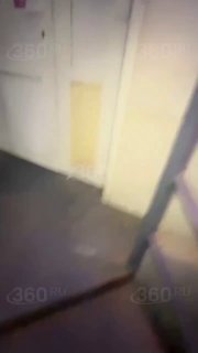 עובד נקודת איסוף תקף אם עם ילדים בקרסנודר. לדברי הפצועה טטיאנה, הסכסוך החל מכיוון שדלת הכניסה לא הייתה סגור…