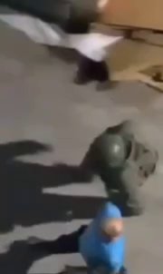 הרגע שבו עצר צבא הכיבוש צעיר במהלך הסתערות על מחנה קלנדיה, מצפון לירושלים הכבושה.