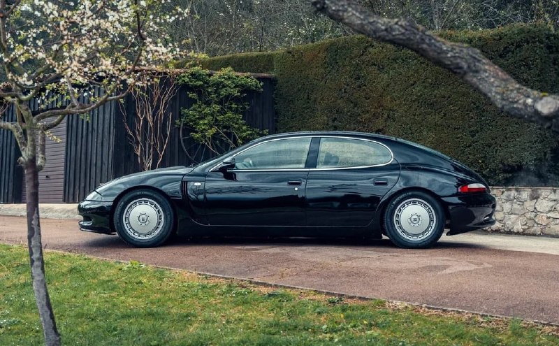 С молотка пустят редчайший Bugatti из 1990-х почти без пробега. 2