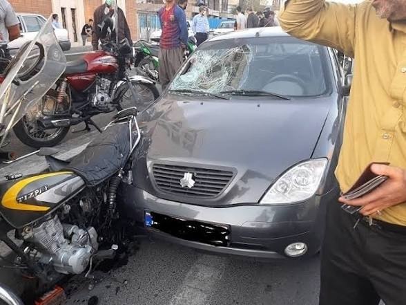 اخبار فوری تهران🔖: ۱۰ نفر در تصادفات هفته پایانی مرداد جان باختندموسویپور، رئیس پلیس راهور تهران بزرگ:🔹در هفته پایانی مردادماه ۸ تصادف فوت
