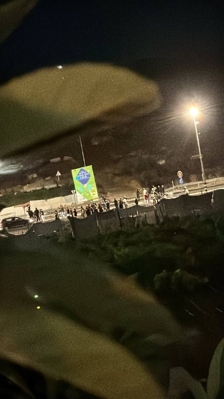 דחוף: מתנחלים מתפשטים בכמויות סמוך לצומת היישוב בני נעים, מזרחית לחברון, ותוקפים כלי רכב חולפים.