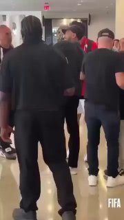 לאחר שהקדישה את ההסמכה לפלסטין והנפה את דגל פלסטין בחגיגות המצריות, המשטרה האמריקנית הגזענית תקפה את צוות נ…