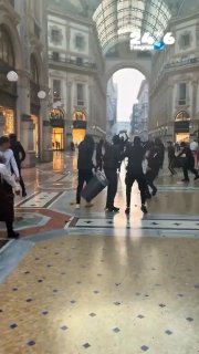🇮🇱 In Milan, a gang of robbers attacked stolen ice cream. In Milan, a group of looters gathered over a bowl of ice cream that one of the participants stole from a store.