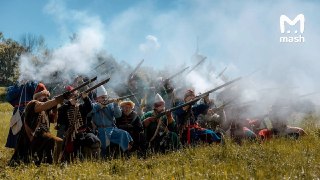 Двое участников пострадали во время военно-исторического фестиваля "Русское царство" в Московской области. 30-летний мужчина получил раны щеки и височной области — у него в руках взорвался мушкет. Второй участник получил ссадины лица, рядом с ним взорвалас