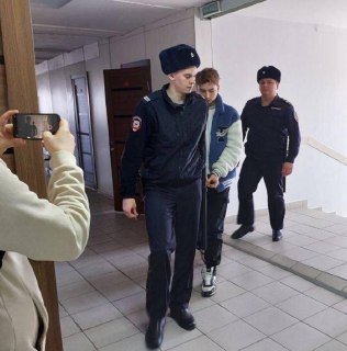 ⚡️Фигурантам первого в России дела об участии в «движении ЛГБТ*» назначили реальные сроки — до 7 лет колонииСуд в Оренбурге вынес приговор троим сотрудникам бара Pose — их признали виновными в организации и участии в деятельности «экстремистской организаци