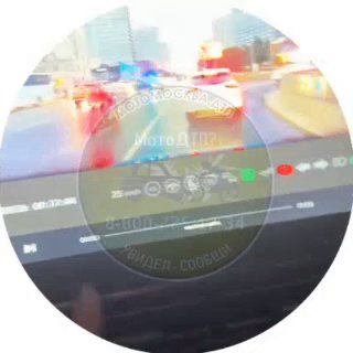 Появились кадры с моментом аварии с участием кортежа Слуцкого и мотоцикла.Для рядовых автомобилистов левый поворот на этом участке дороги запрещен, пишет Msk1. По закону, водитель служебного автомобиля для получения преимущества на дороге и отступления от 