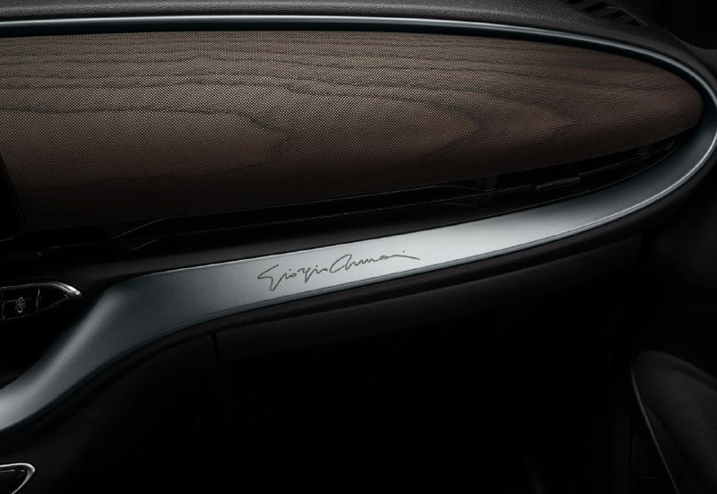 Новый FIAT 500e получил версию от Armani 7